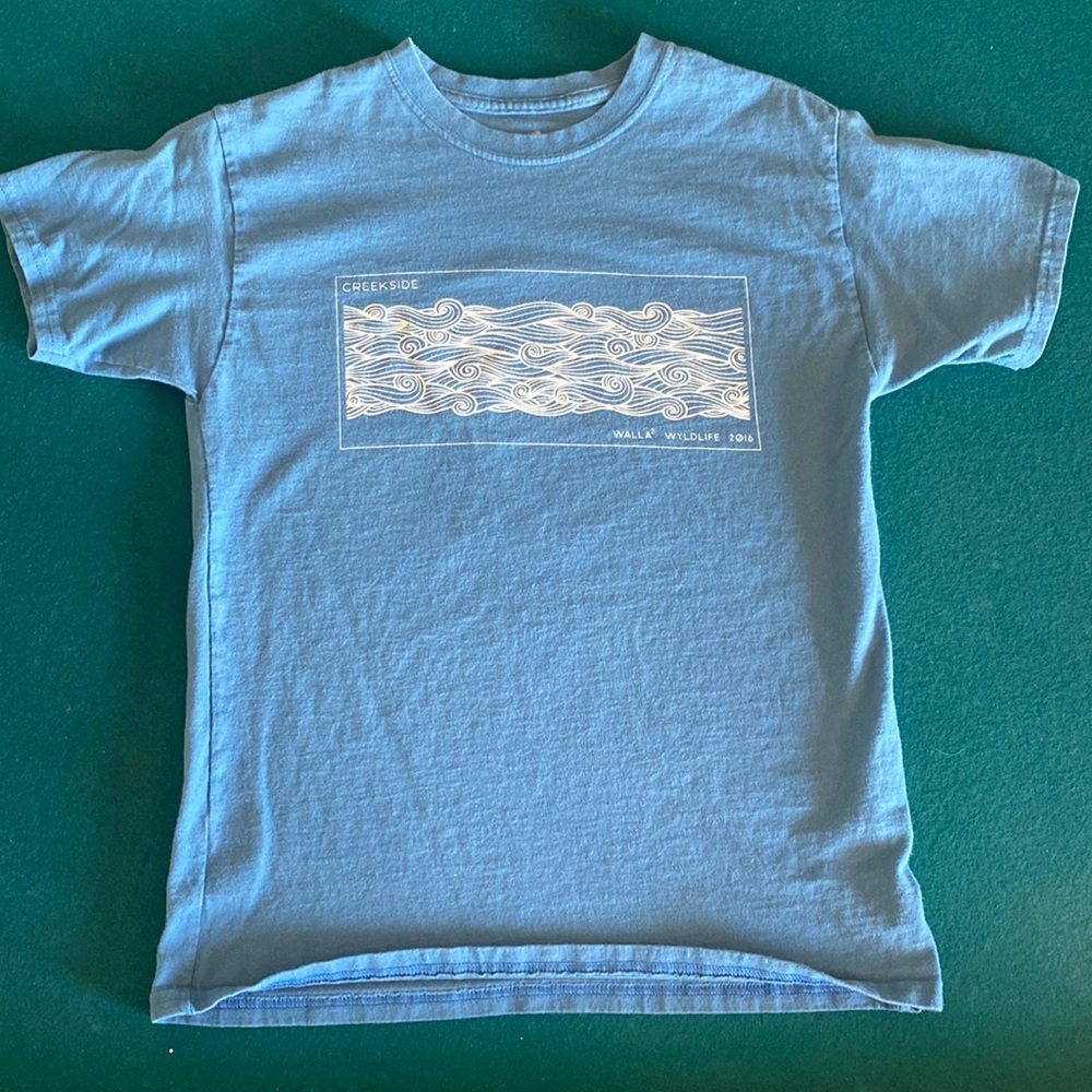 T-shirt wave design on front